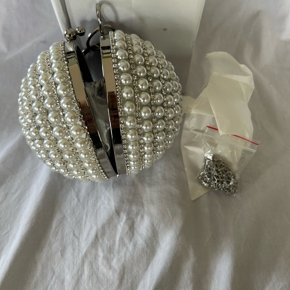 Elegant Silver and Pearl Women's Clutch/shoulder Bag - Picture 2 of 7